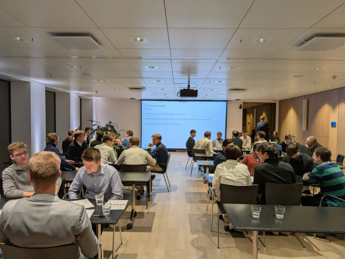 Mitglieder des Börsen-Teams bei einem Vortrag der UBS in Frankfurt, 2025