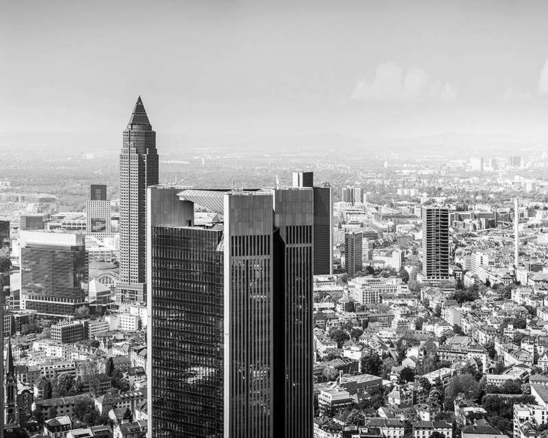 Frankfurter Bankenskyline in Schwarz-Weiß
